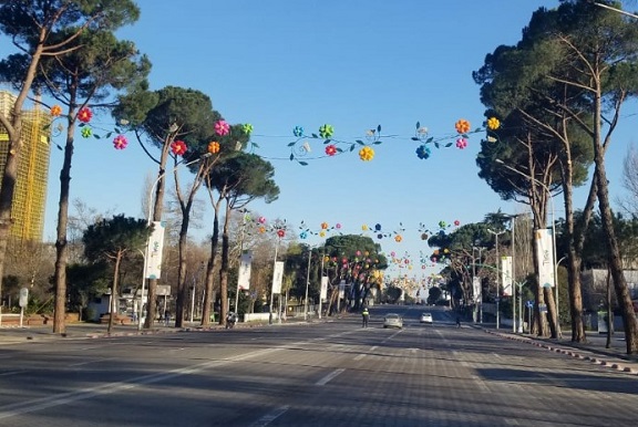 Shtohen masat drastike: Nga sot ndalohet levizja e qytetareve ne kembe pas ores 18:00